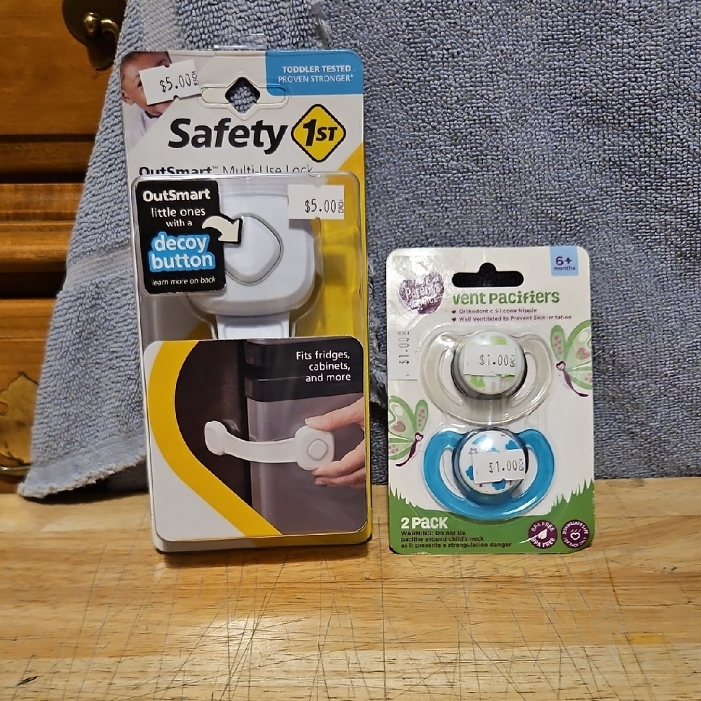 Safety 1st White OutSmart Multi-Lock and Vent Pacifier.